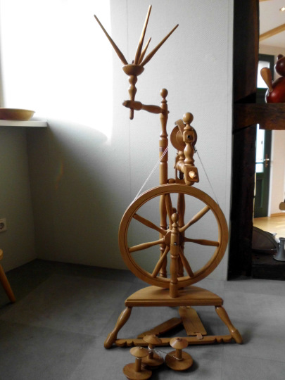 spinnrad-hochrad Spinnrad Hochrad mit Wollewocken
