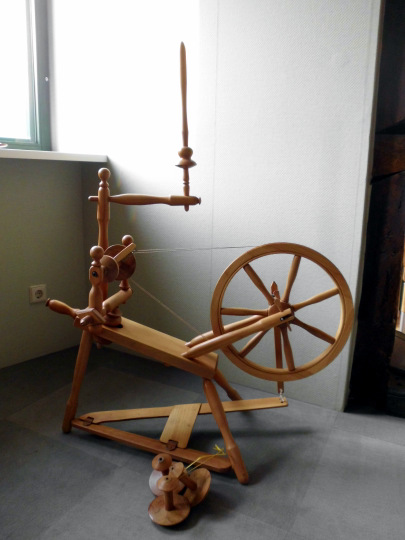 spinnrad-bockrad Spinnrad Bockrad mit Flachswocken