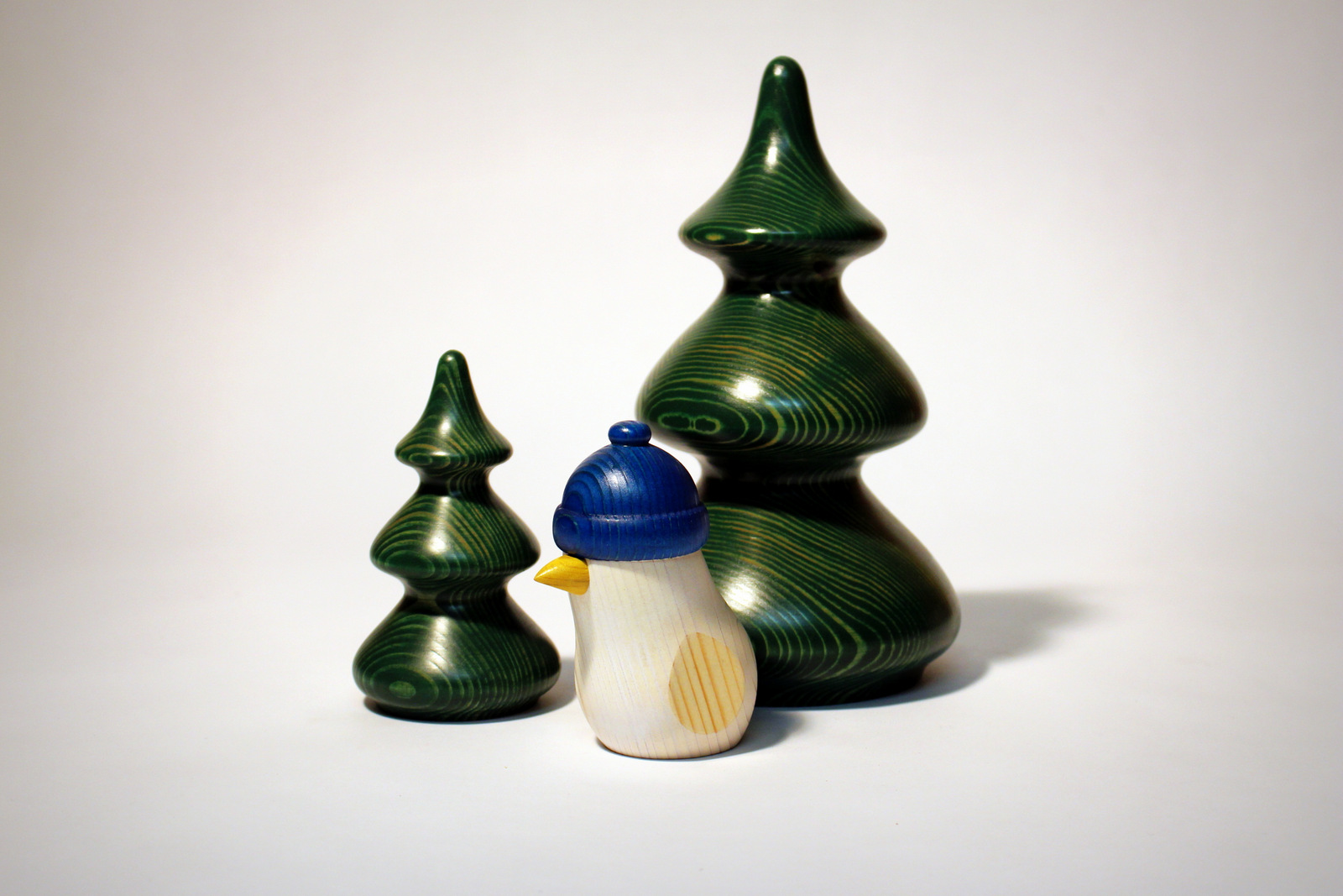 schräger Vogel mit Tannen