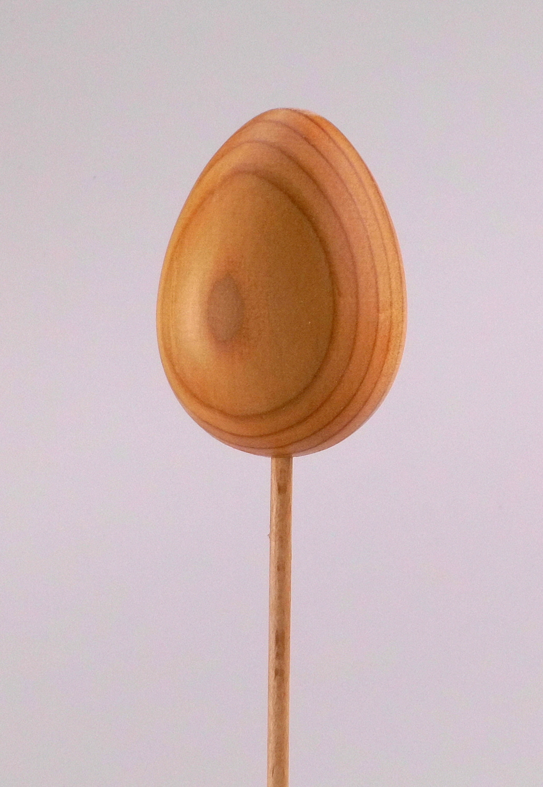 Holzei mit Bohrung und Stab